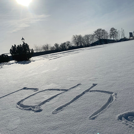 Ein Foto von einem Feld mit Schnee, in dem die Buchstaben rdh. geschrieben sind
