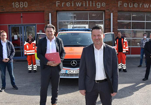 Ein Bild von der Eröffnung der Rettungswache Ahrensbök mit Christian Kraft und Kolleg.innen