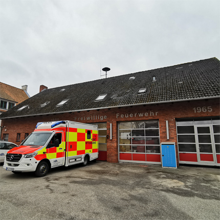 Bild von einem RTW vor der Feuerwehrwache in Ahrensbök