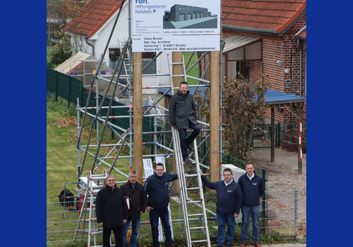 Bild von dem Baustellenschild der Rettungswache Oldenburg mit Bauträger und verantwortlichen Personen