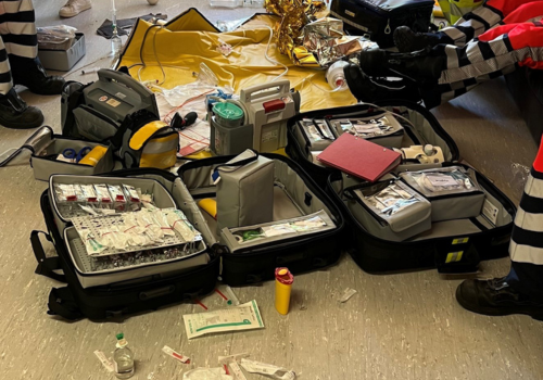EInsatzstelle, Rucksack und Material auf dem Boden
