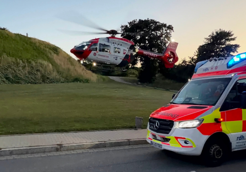 Ein RTW der rdh. mit einem Rettungshubschrauber