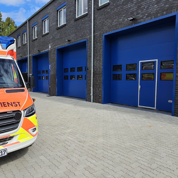 Ein RTW vor einer Rettungswache