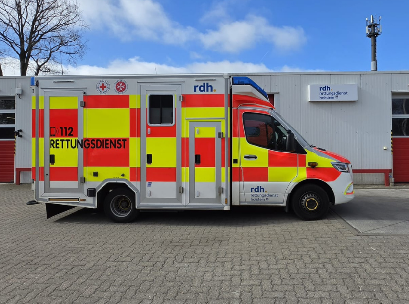 Ein Rettungswagen vor einer Rettungswache